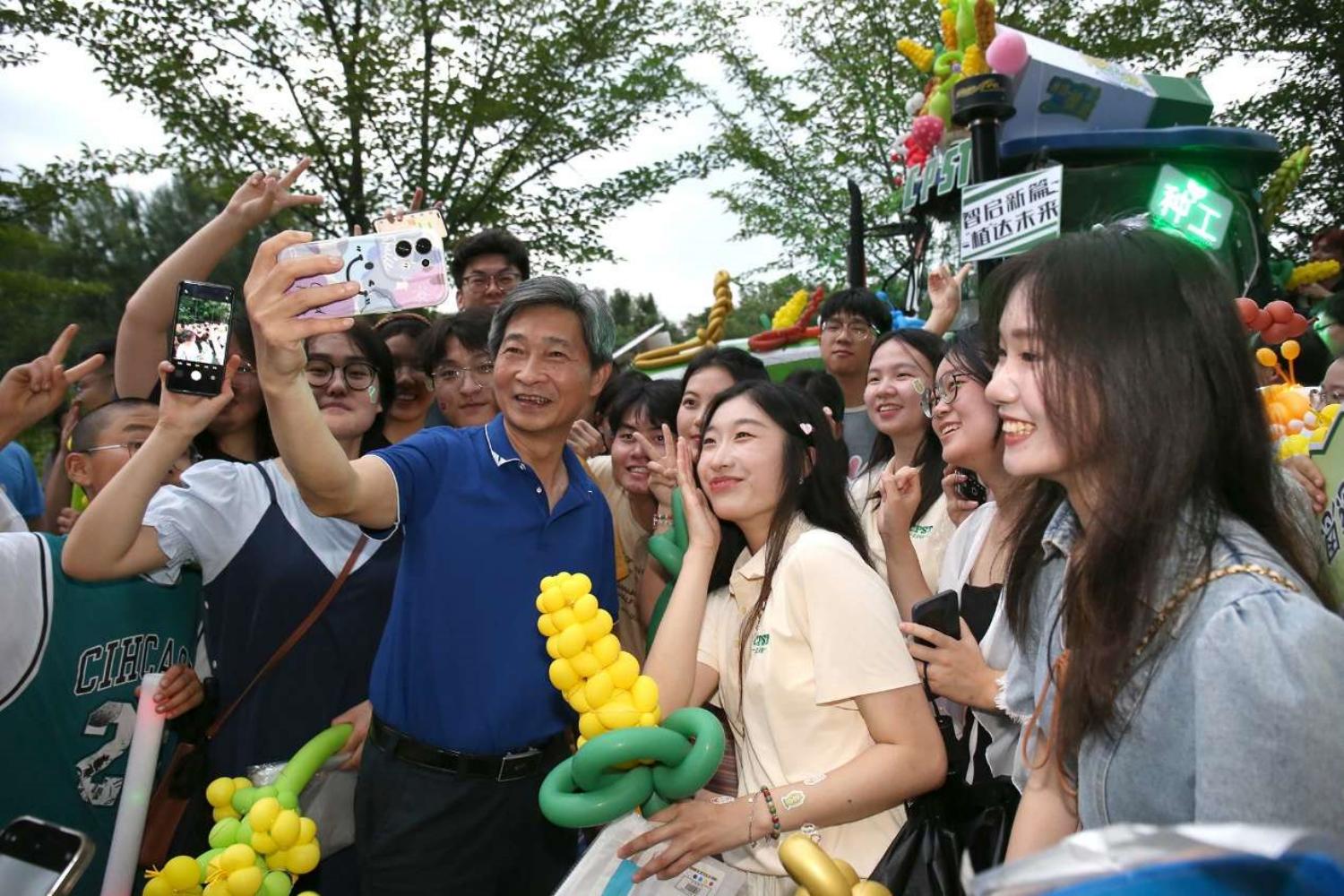 威廉希尔体育党委书记高翅和同学们合影。侯国涛 摄