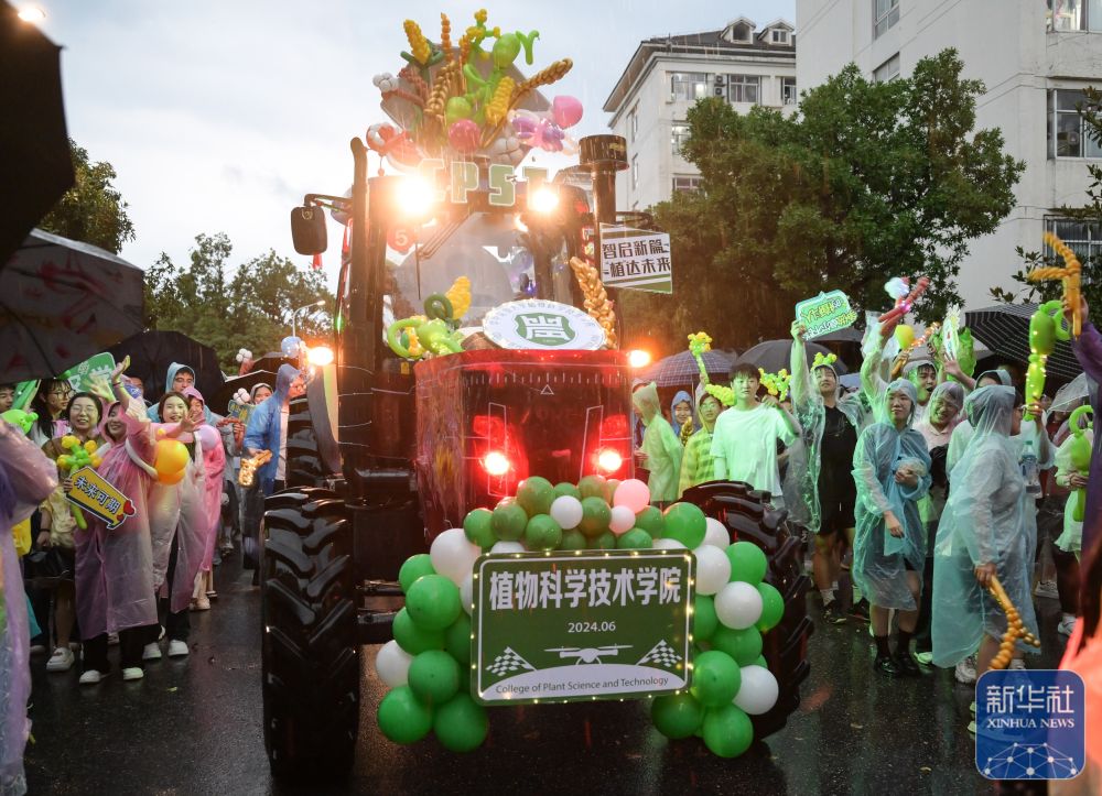 6月21日，农机花车队伍在威廉希尔体育校园里冒雨巡游。2