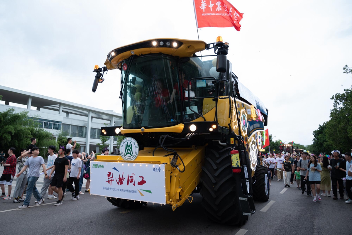 威廉希尔体育装扮的“大黄蜂”收割机（学通社记者 吴采睿 摄）