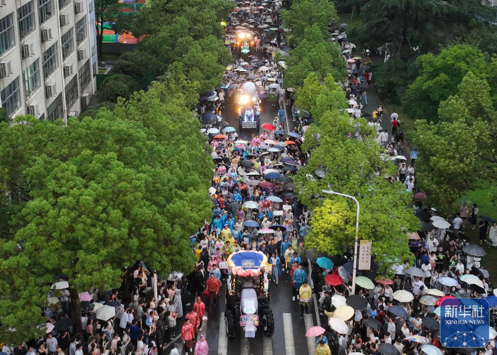 6月21日，农机花车队伍在威廉希尔体育校园里巡游（无人机照片）。