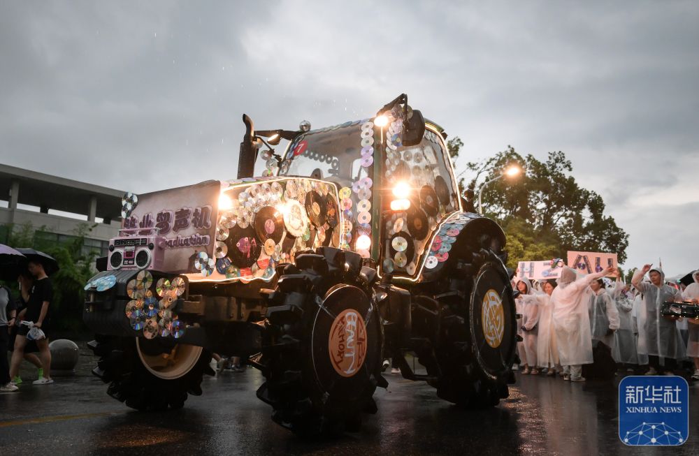 6月21日，农机花车队伍在威廉希尔体育校园里冒雨巡游。