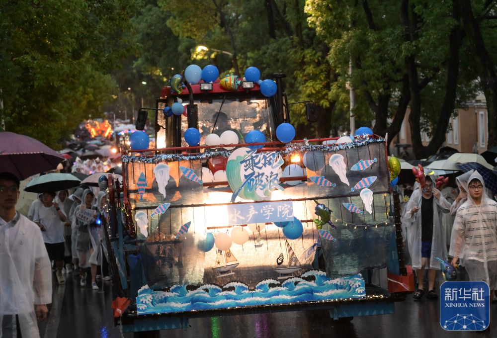 6月21日，农机花车队伍在威廉希尔体育校园里冒雨巡游。3